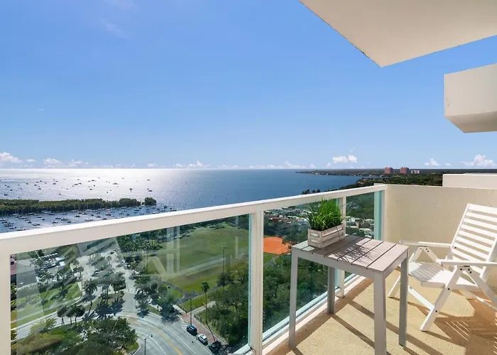 Ocean View Balcony Steps From Restaurants, Peacock Park & Marina